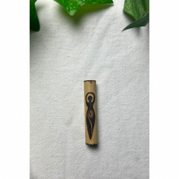 Wood burned bamboo dreadlock tube 0,6 cm Goddess